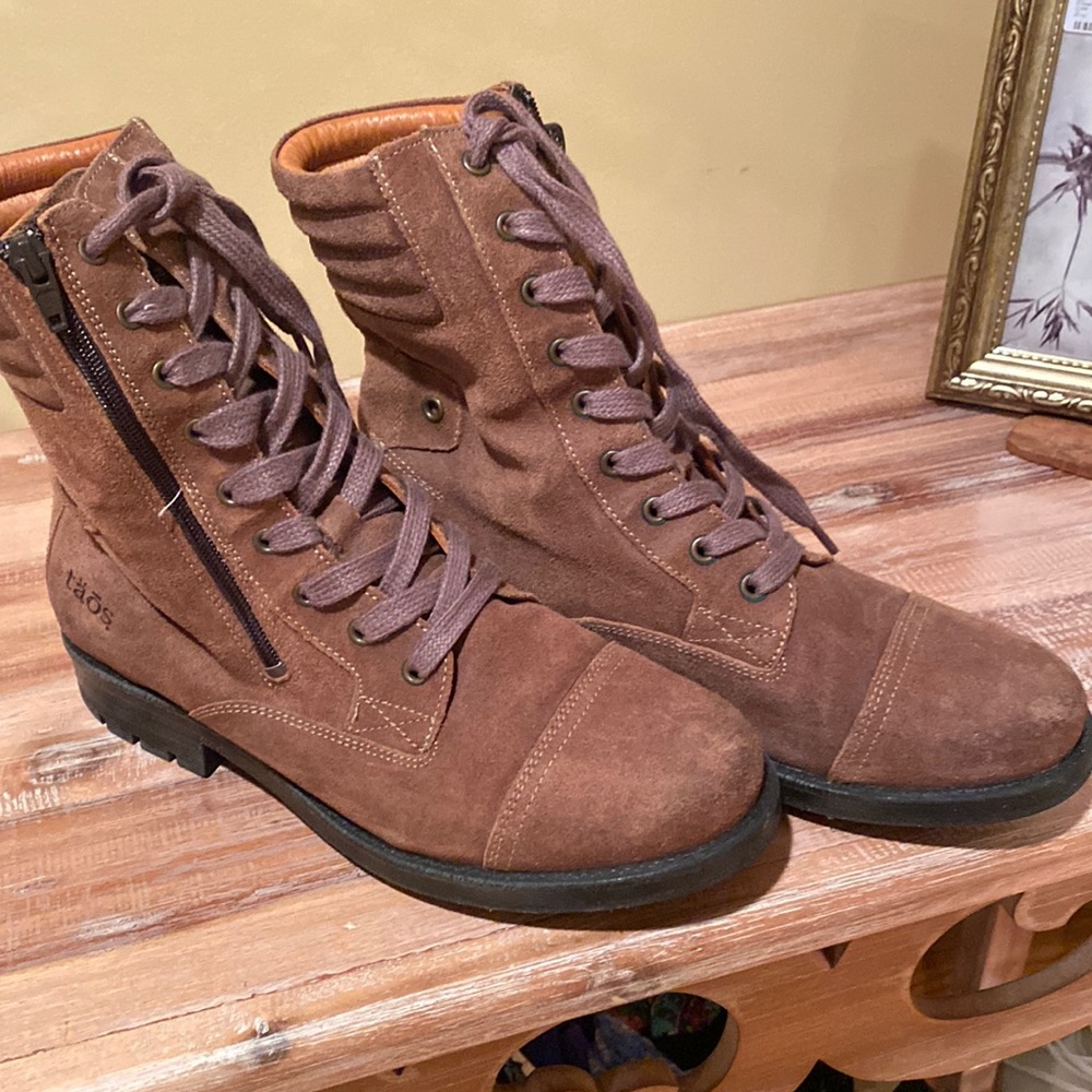 Taos Renegade Boots. Excellent condition. Hardly worn.